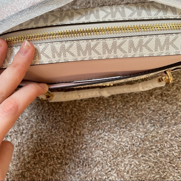 SOLD ✨ Michael Kors Jet Set Logo Crossbody Purse - Picture 4 of 14